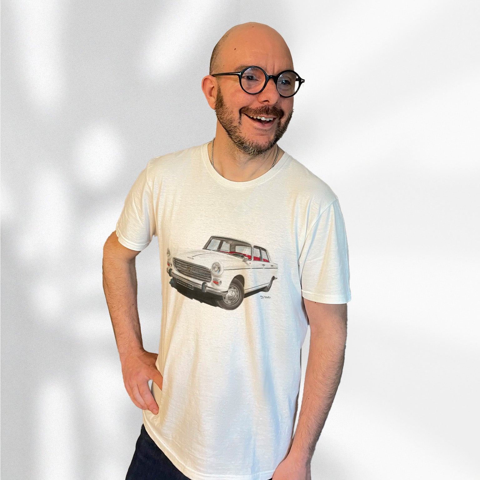 T-shirt blanc avec au milieu le dessin d'une Peugeot 404 blanche, porté par Matthieu Deloffre