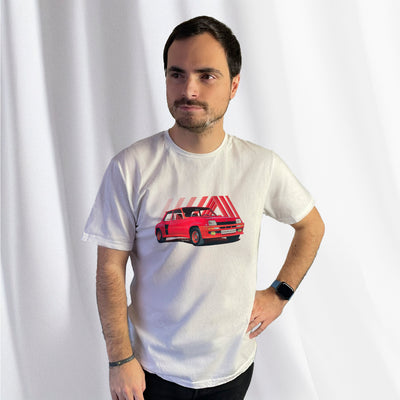 T-shirt blanc avec une Renault 5 Turbo rouge dessinée au milieu, porté par Corentin Gouloumy