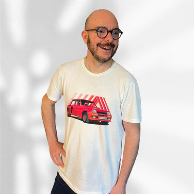T-shirt blanc avec une Renault 5 Turbo rouge dessinée au milieu, porté par Matthieu Deloffre