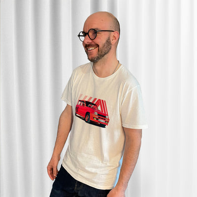 T-shirt blanc avec une Renault 5 Turbo rouge dessinée au milieu, porté par Matthieu Deloffre