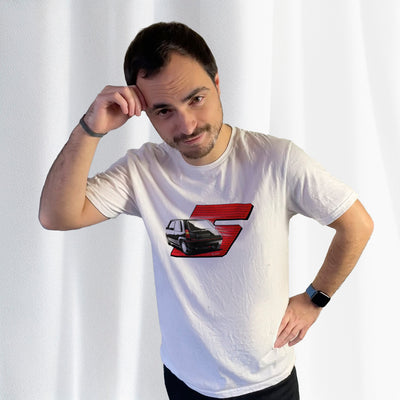 T-shirt blanc avec une Renault Super 5 noire sur un fond "5" dessinée au milieu, porté par Corentin Gouloumy