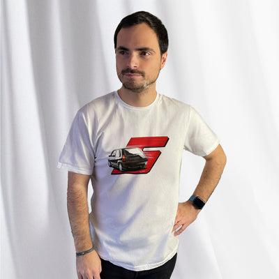 T-shirt blanc avec une Renault Super 5 noire sur un fond "5" dessinée au milieu, porté par Corentin Gouloumy
