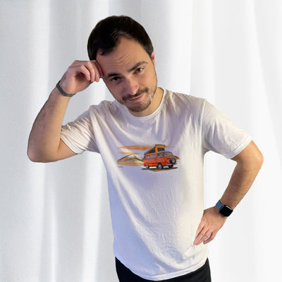 T-shirt blanc avec un Volkswagen Combi T2 dessiné au milieu, porté par Corentin Gouloumy