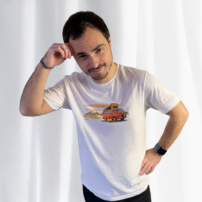 T-shirt blanc avec un Volkswagen Combi T2 dessiné au milieu, porté par Corentin Gouloumy