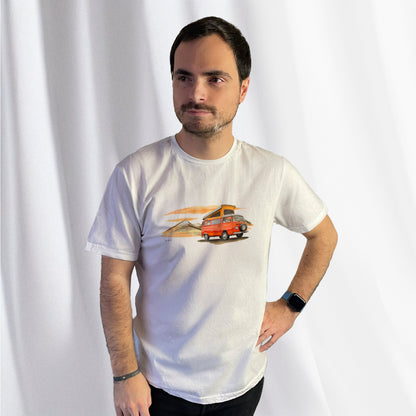 T-shirt blanc avec un Volkswagen Combi T2 dessiné au milieu, porté par Corentin Gouloumy