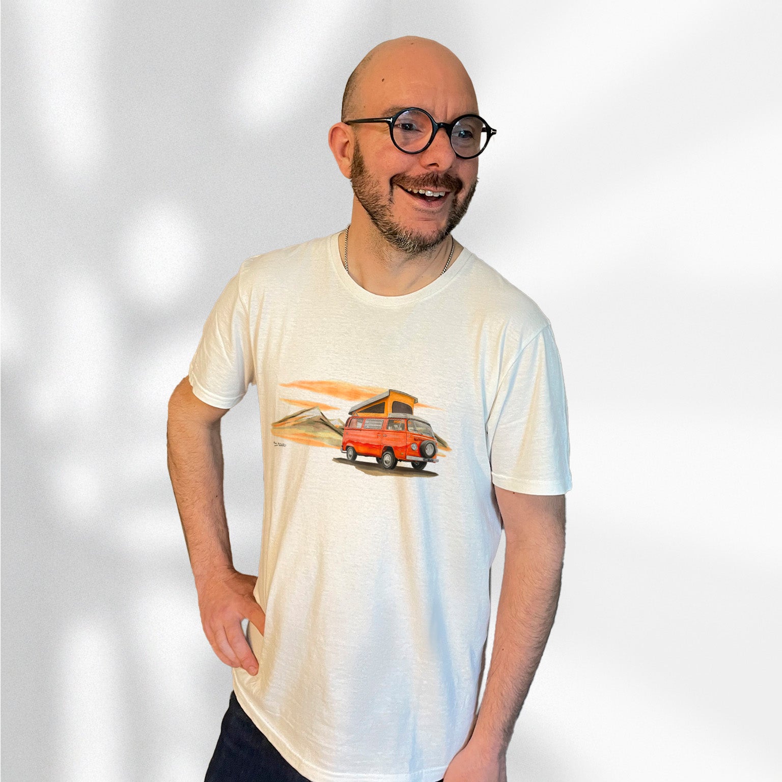 T-shirt blanc avec un Volkswagen Combi T2 dessiné au milieu, porté par Matthieu Deloffre