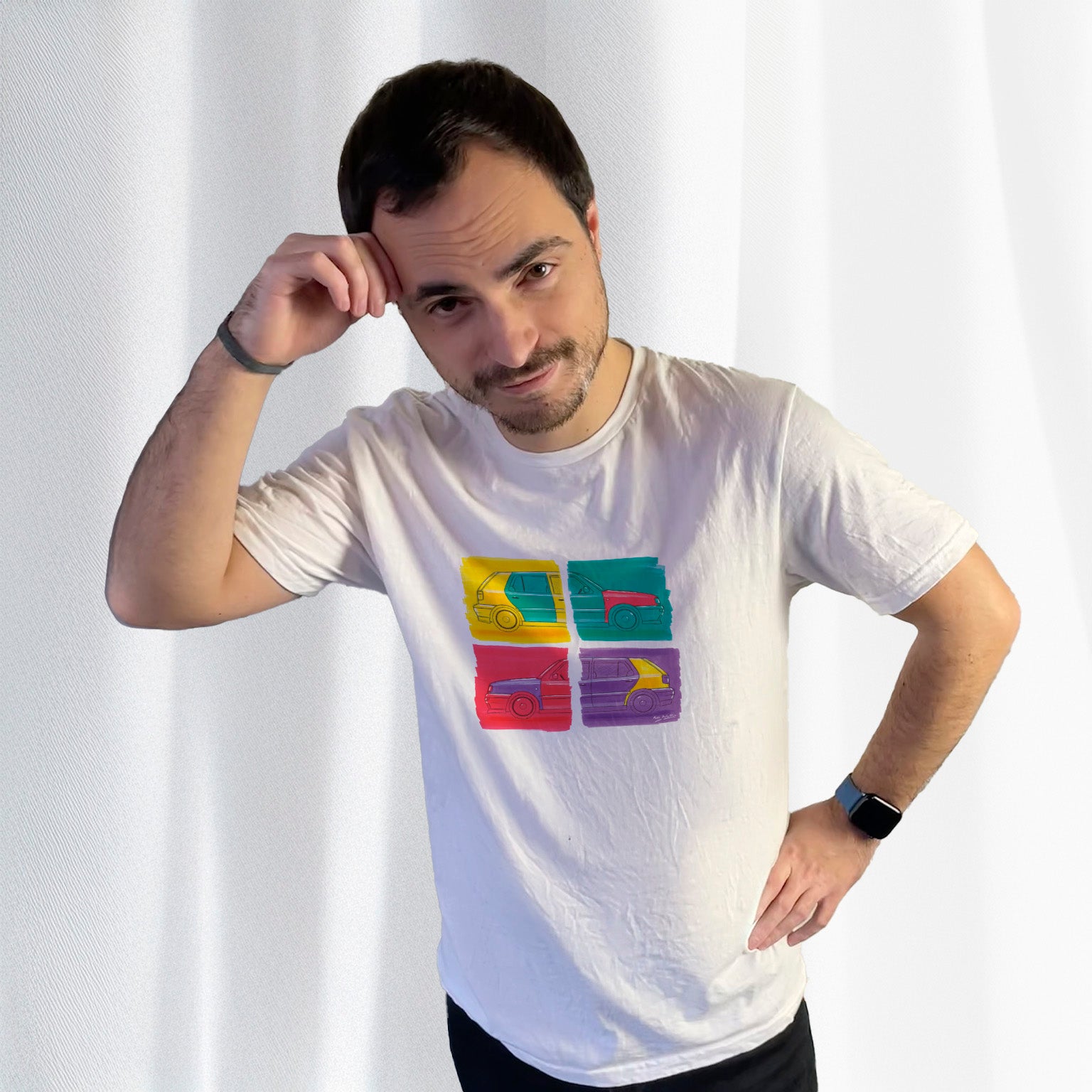 T-shirt blanc avec deux Volkswagen Golf Harlequin dessinées de profil avec un style Andy Warhol, porté par Corentin Gouloumy