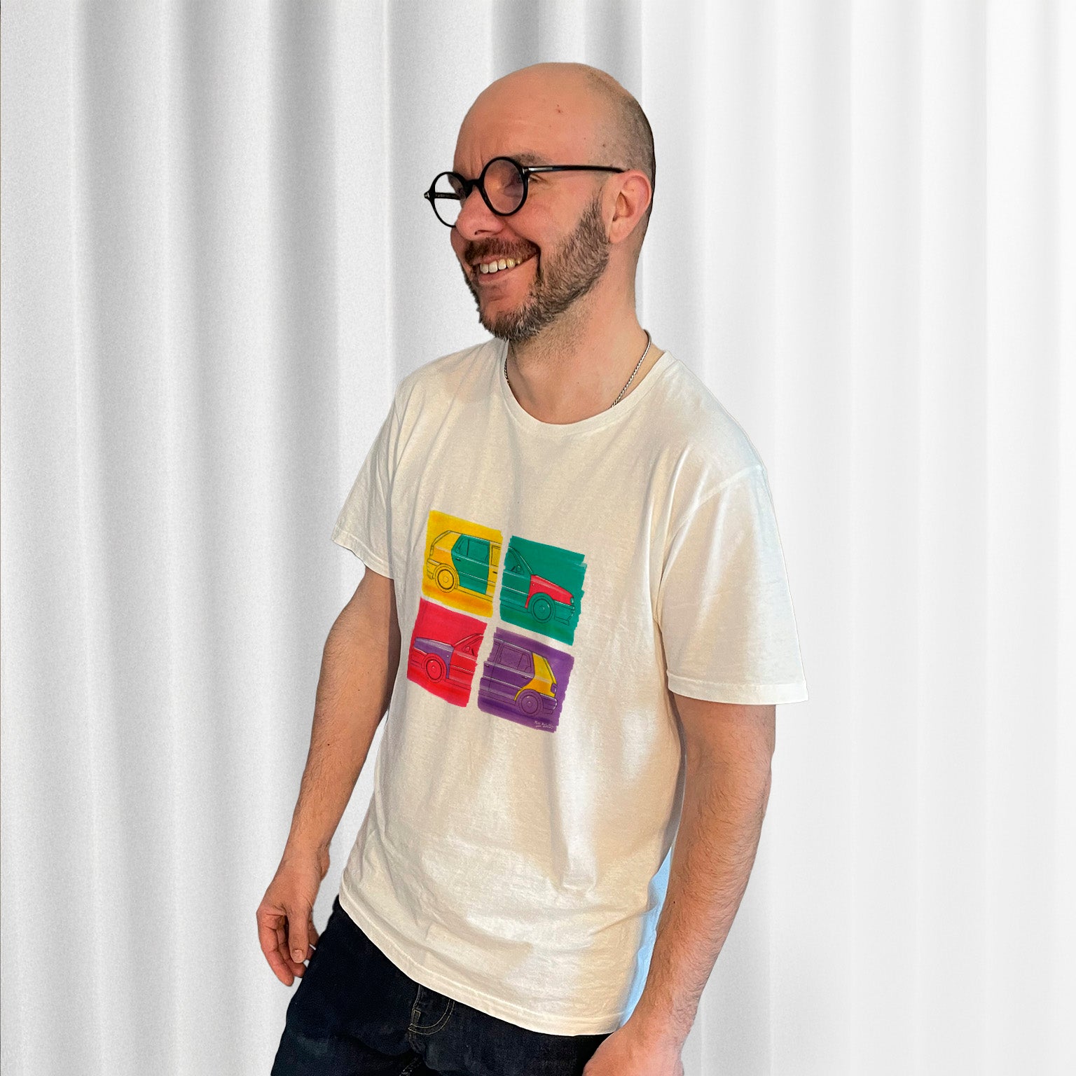 T-shirt blanc avec deux Volkswagen Golf Harlequin dessinées de profil avec un style Andy Warhol, porté par Matthieu Deloffre