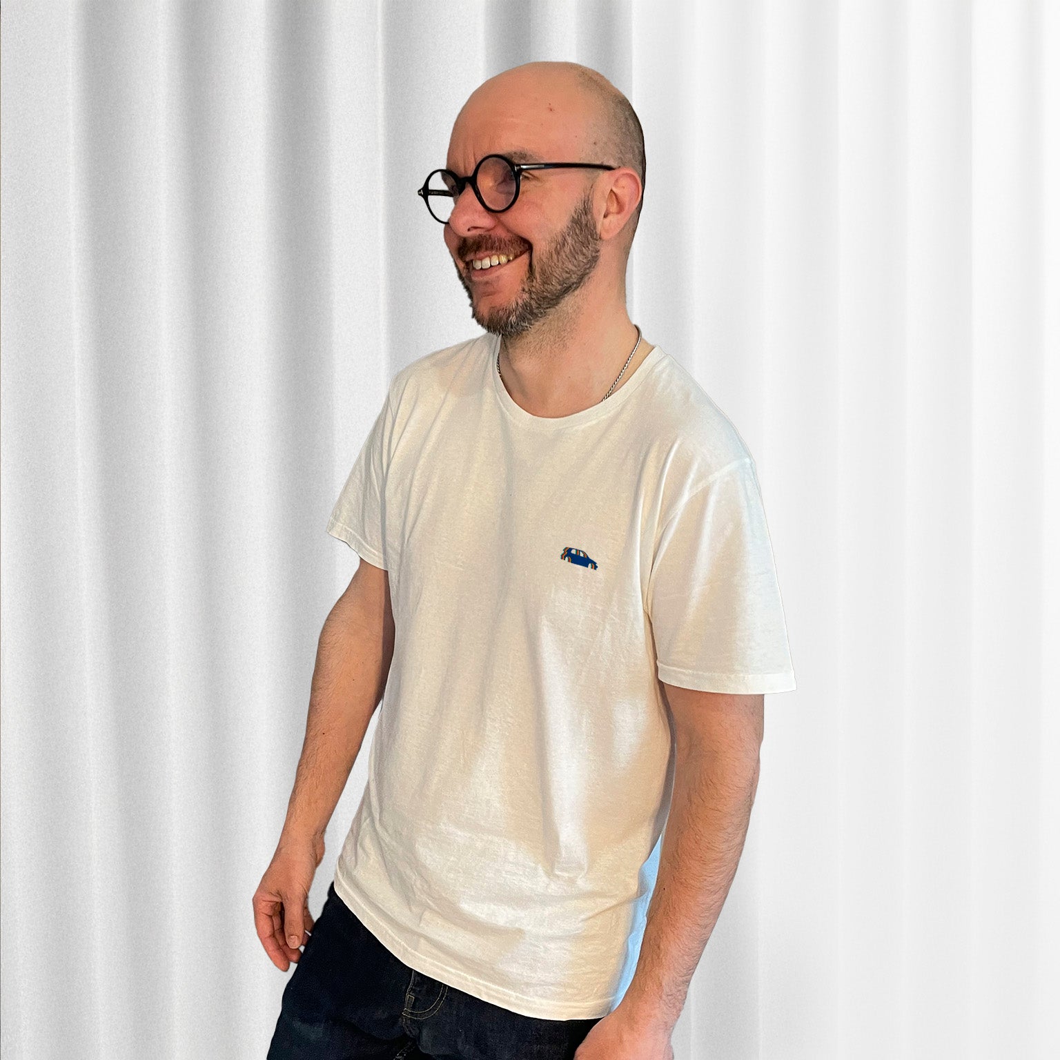 T-shirt blanc avec un logo Volkswagen Polo Harlequin, porté par Matthieu Deloffre