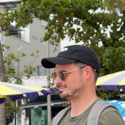Casquette Vintage Drivers portée par Corentin - Casquette « VD » pour les passionnés d’automobile et de courses de voitures