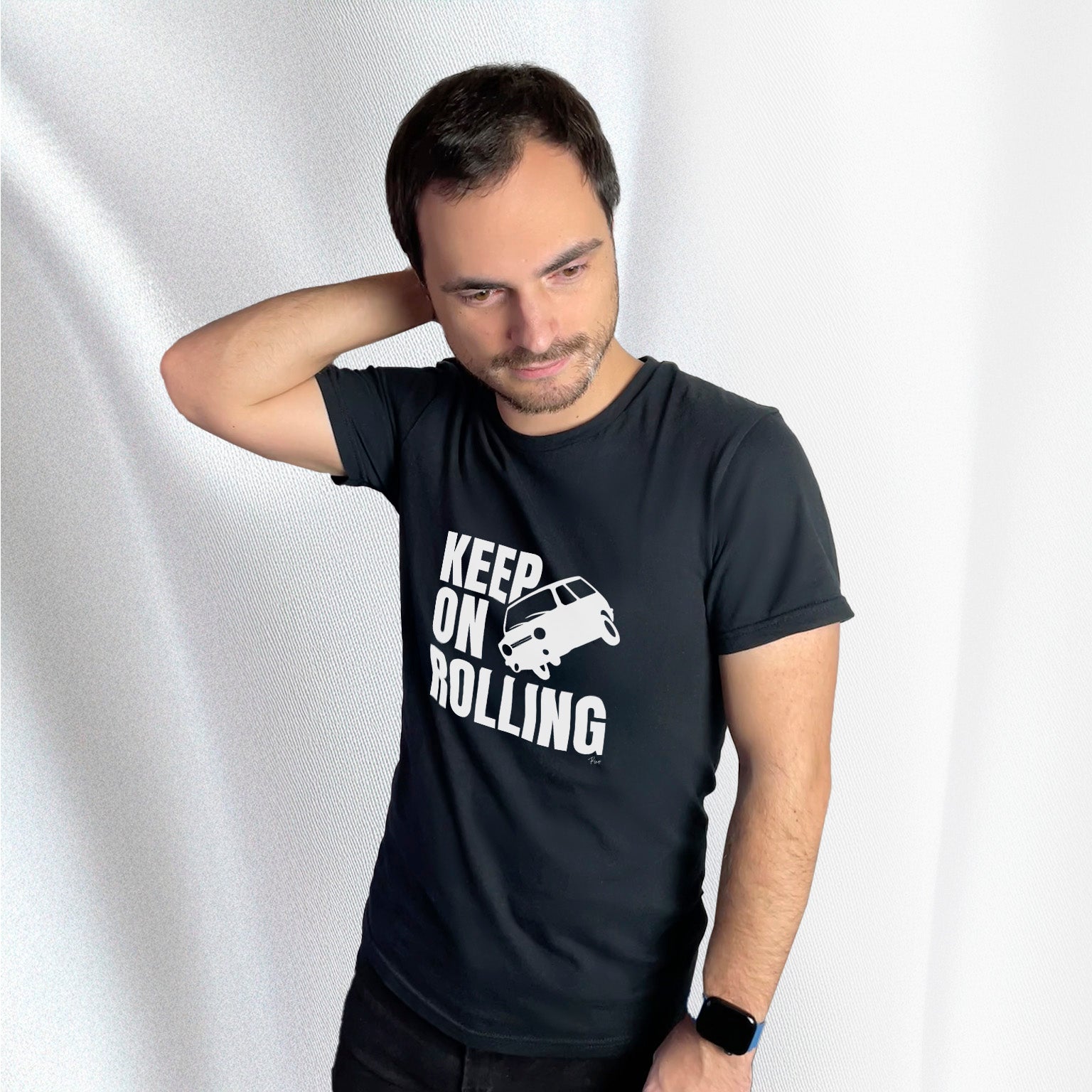 T-shirt noir avec motif représentant une Reliant Robin, avec le texte "Keep on rolling", porté par Corentin Gouloumy
