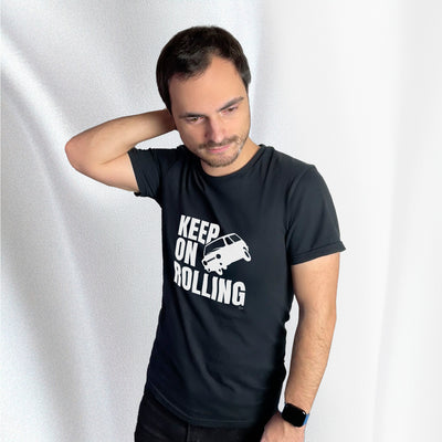 T-shirt noir avec motif représentant une Reliant Robin, avec le texte "Keep on rolling", porté par Corentin Gouloumy