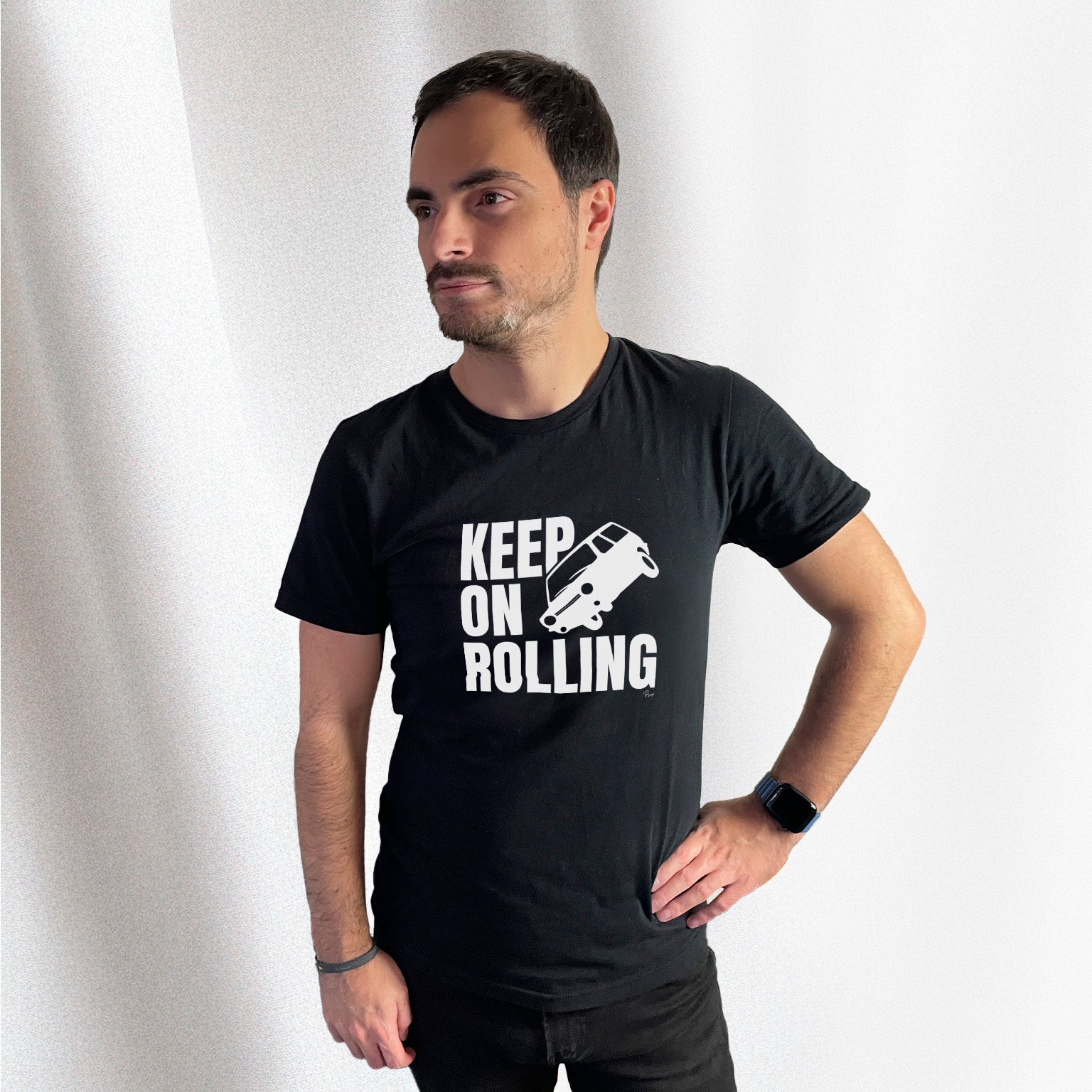T-shirt noir avec le texte "Keep on rolling" écrit en gros, avec le détourage d'une Reliant Robin, porté par Corentin Gouloumy