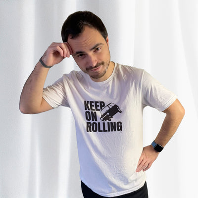 T-shirt blanc avec motif représentant une Reliant Robin, avec le texte "Keep on rolling"