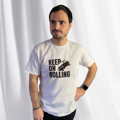 T-shirt blanc avec le texte "Keep on rolling" écrit en gros, avec le détourage d'une Reliant Robin, porté par Corentin Gouloumy