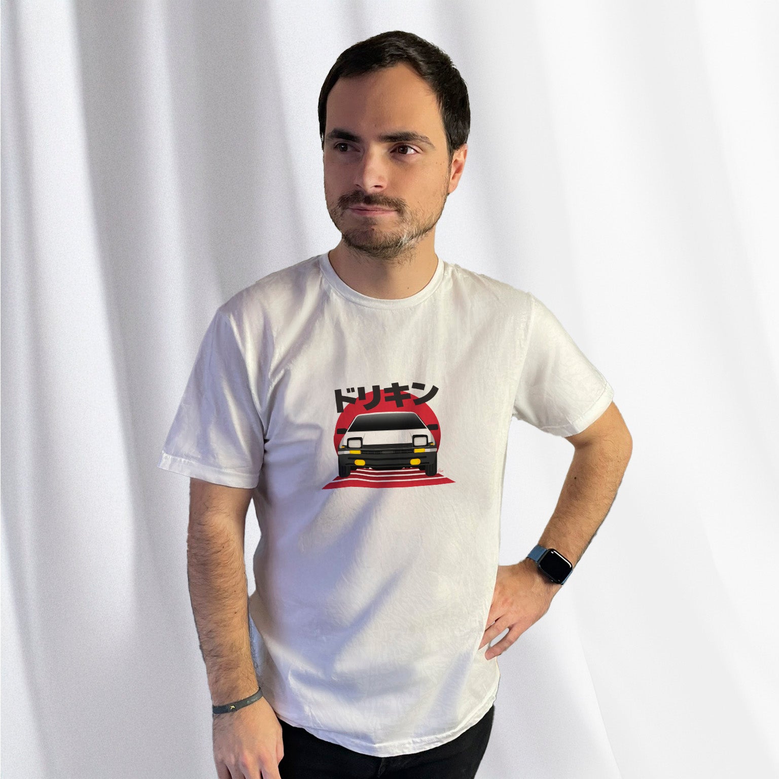 T-shirt blanc avec motif Toyota Sprinter Trueno AE86, porté par Corentin Gouloumy