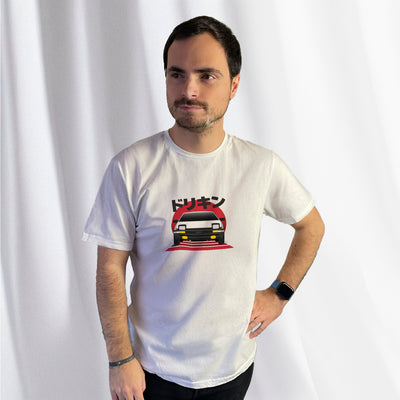 T-shirt blanc avec motif Toyota Sprinter Trueno AE86, porté par Corentin Gouloumy