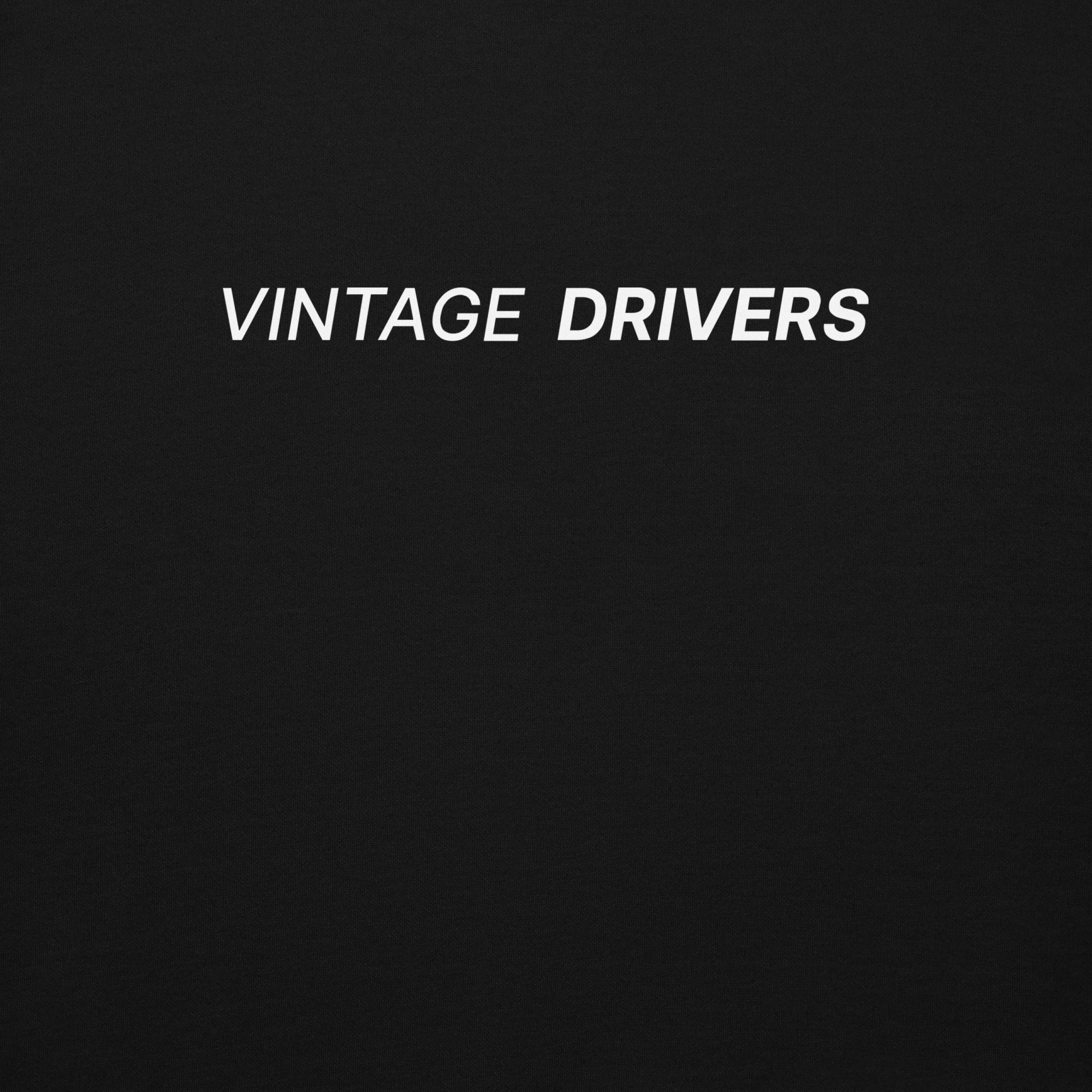 Sweat à capuche avec le logo complet VINTAGE DRIVERS centré au milieu, couleur noir, zoom sur le logo