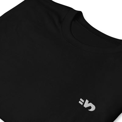 T-shirt noir avec le logo brodé poitrine Vintage Drivers "VD", zoom sur le motif