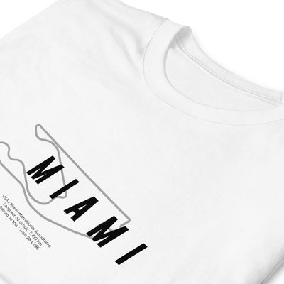 T-shirt blanc avec la représentation du circuit de Miami et quelques informations sur ce dernier, zoom sur le motif