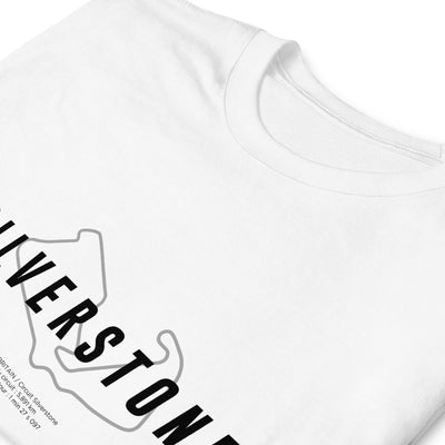 T-shirt blanc avec motif visuel illustrant le circuit de Silverstone, zoom sur le motif