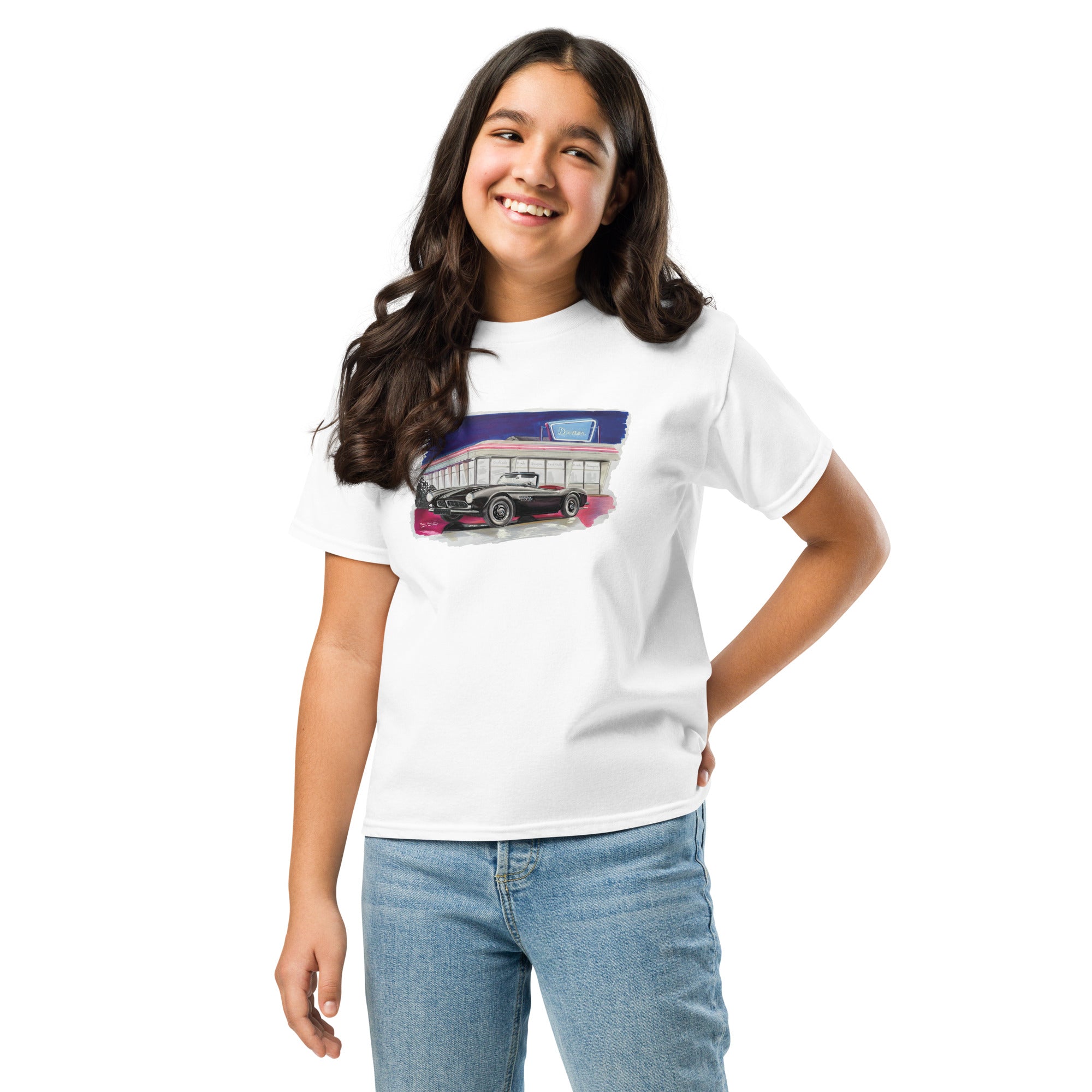 T-shirt enfant blanc avec illustration d'une BMW style Elvis Presley devant un diner, porté par une fille