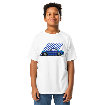 T-shirt blanc pour enfant avec une Alpine A110 bleu électrique illustrée au milieu, porté par un garçon