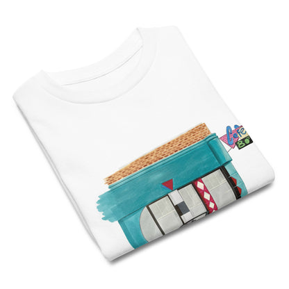T-shirt enfant blanc plié avec une illustration de BMW devant un Café dans les 80s, reprenant le style de Retour vers le Futur