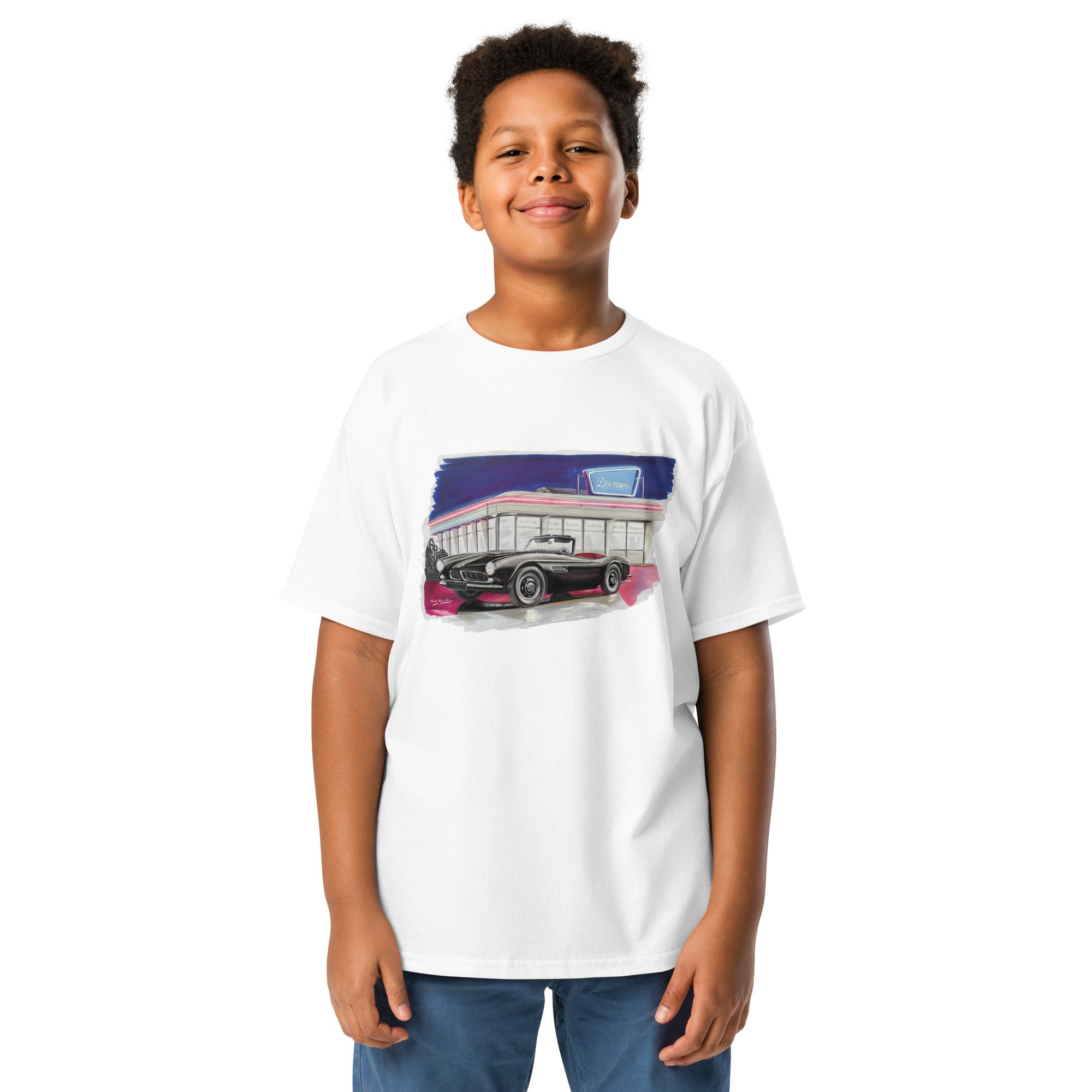 T-shirt enfant blanc avec illustration d'une BMW style Elvis Presley devant un diner, porté par un garçon