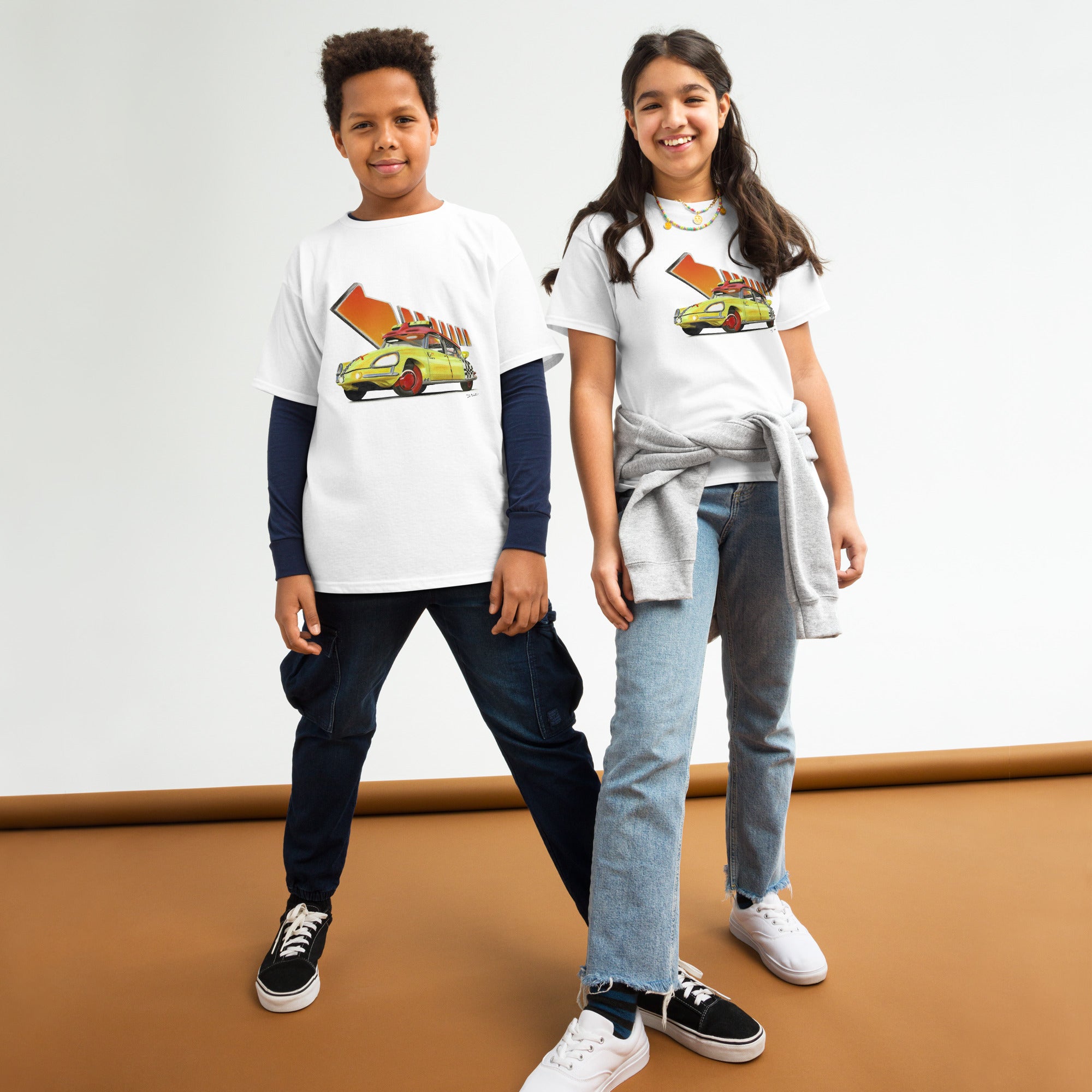 T-shirt enfant blanc avec illustration de la Citroën DS de Retour vers le Futur et sa flèche orange mythique, porté par des enfants