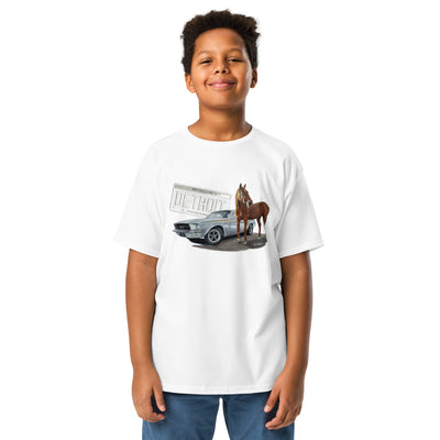 T-shirt enfant avec l'illustration d'une Ford Mustang, un cheval et une plaque Detroit - Michigan, porté par un garçon