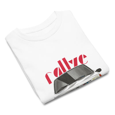 T-shirt blanc pour enfant plié avec le dessin d'une Peugeot 205 rallye blanche et le texte "rallye" rouge en fond