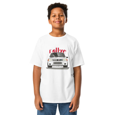 T-shirt blanc pour enfant avec le dessin d'une Peugeot 205 rallye blanche et le texte "rallye" rouge en fond porté par un garçon