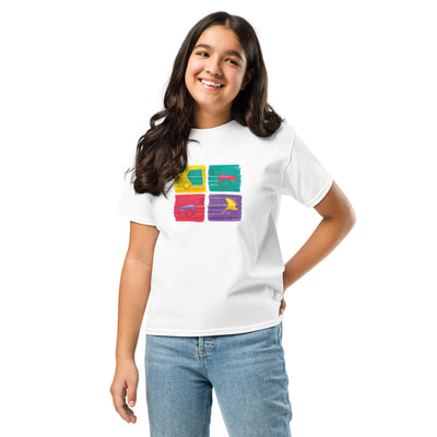 T-shirt blanc pour enfant avec au milieu une illustration représentant deux Volkswagen Golf Harlequin, de profil, dans un style Andy Warhol, porté par une fille