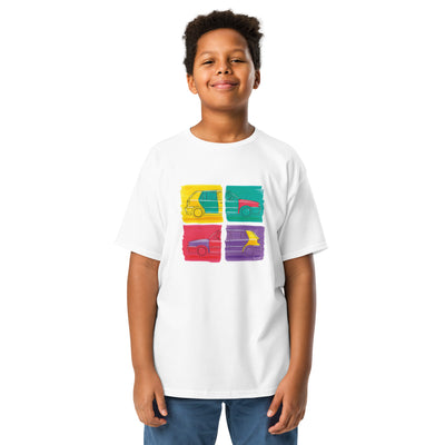 T-shirt blanc pour enfant avec au milieu une illustration représentant deux Volkswagen Golf Harlequin, de profil, dans un style Andy Warhol, porté par un garçon