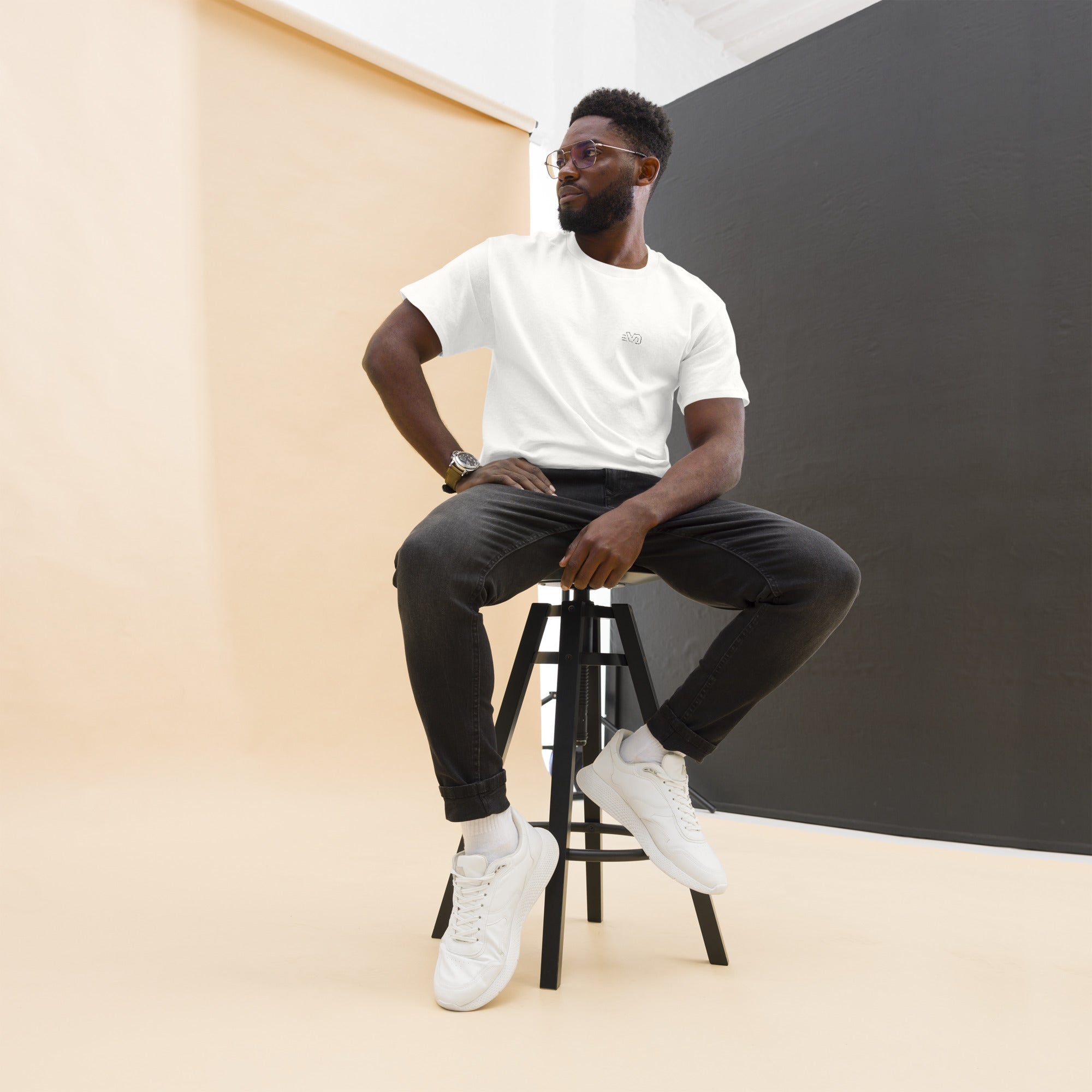 T-shirt blanc cassé avec le fameux logo Vintage Drivers "VD" réalisé par notre stagiaire, porté par un homme
