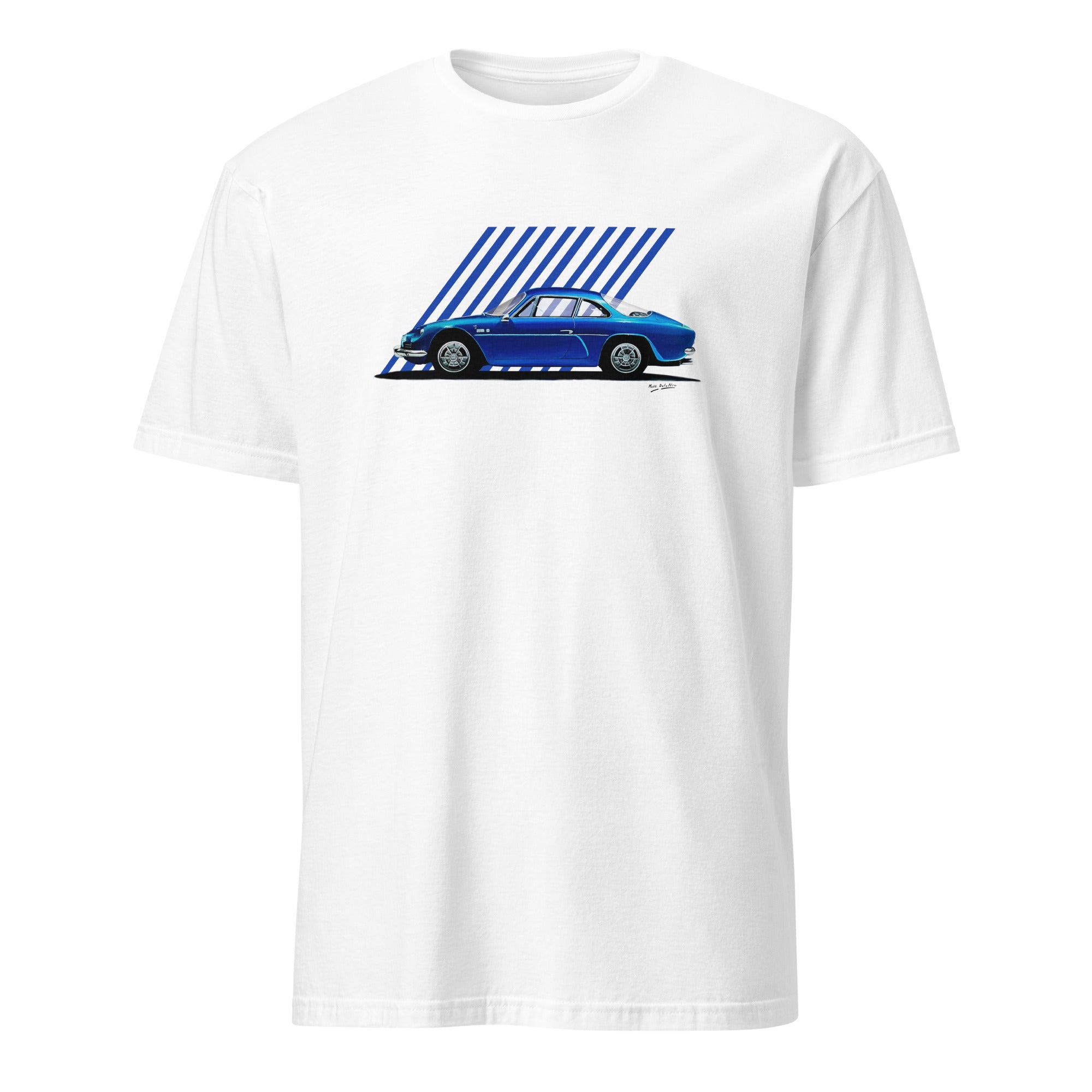T-shirt blanc avec une Alpine A110 bleu électrique illustrée au milieu