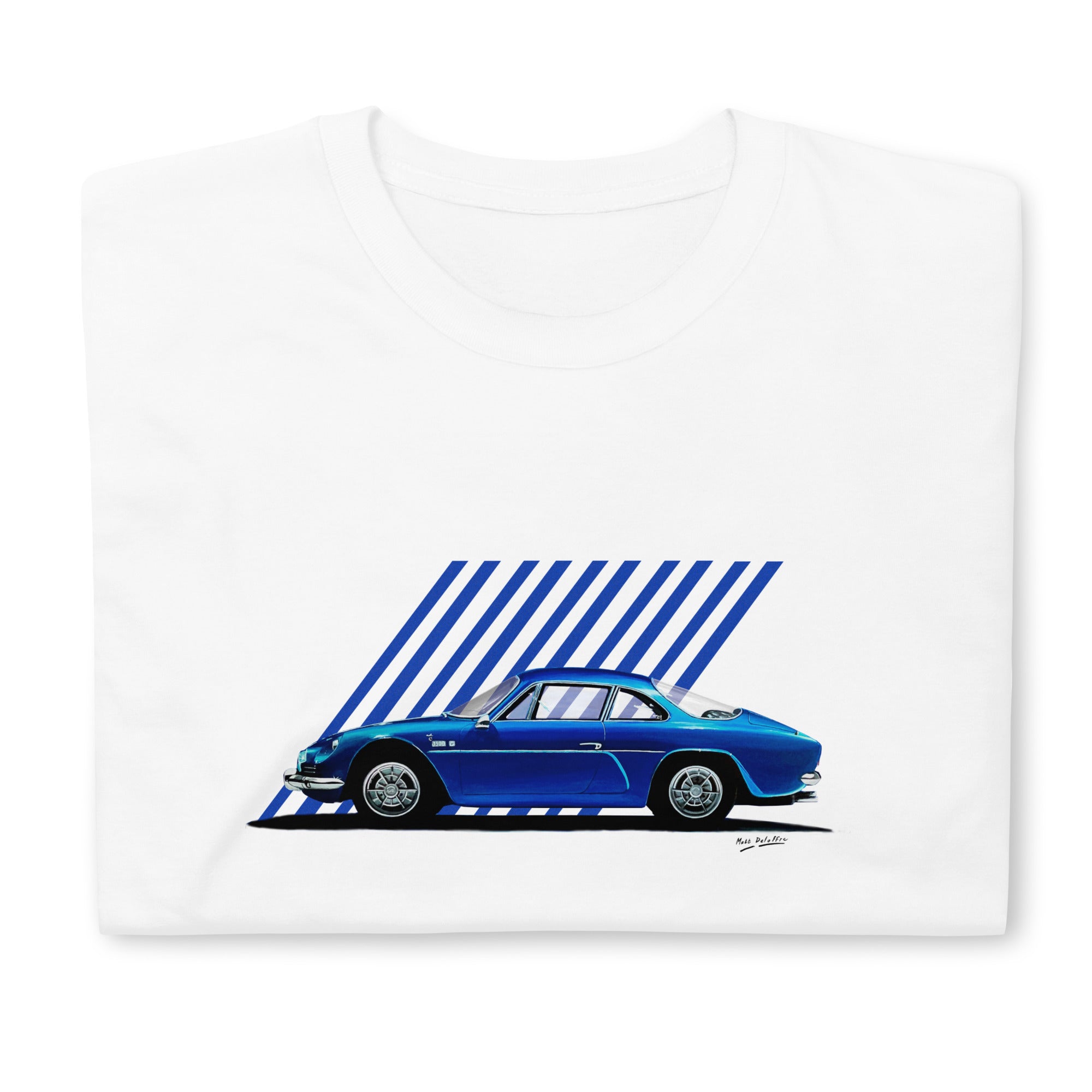 T-shirt blanc plié avec une Alpine A110 bleu électrique illustrée au milieu