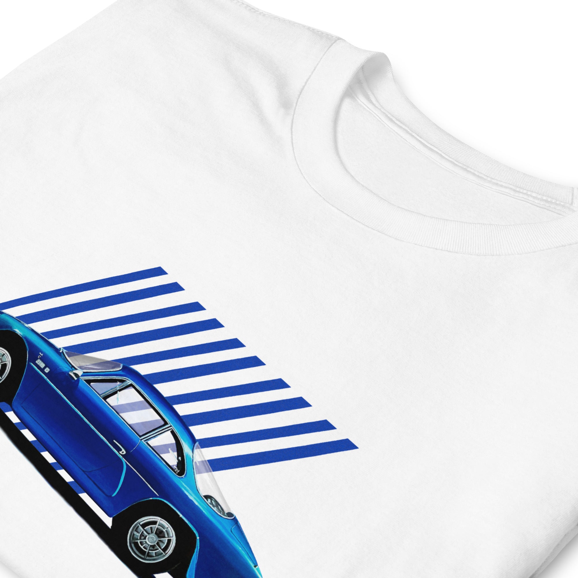 T-shirt blanc avec une Alpine A110 bleu électrique illustrée au milieu, zoom sur le motif