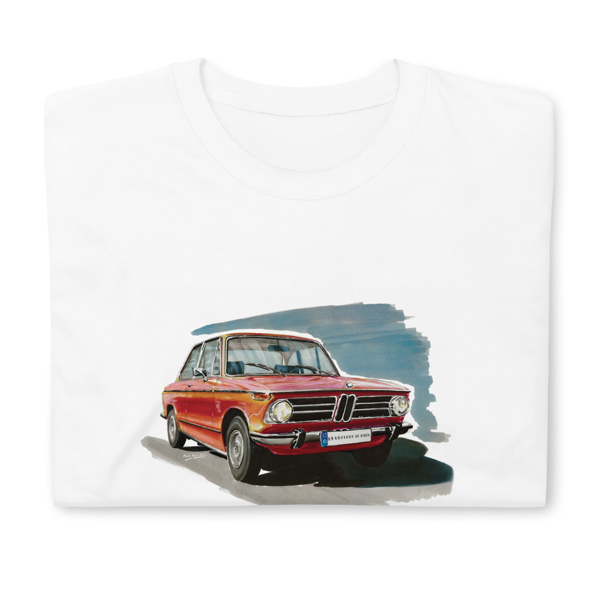 T-shirt blanc plié avec le dessin d'une BMW 2002 rouge