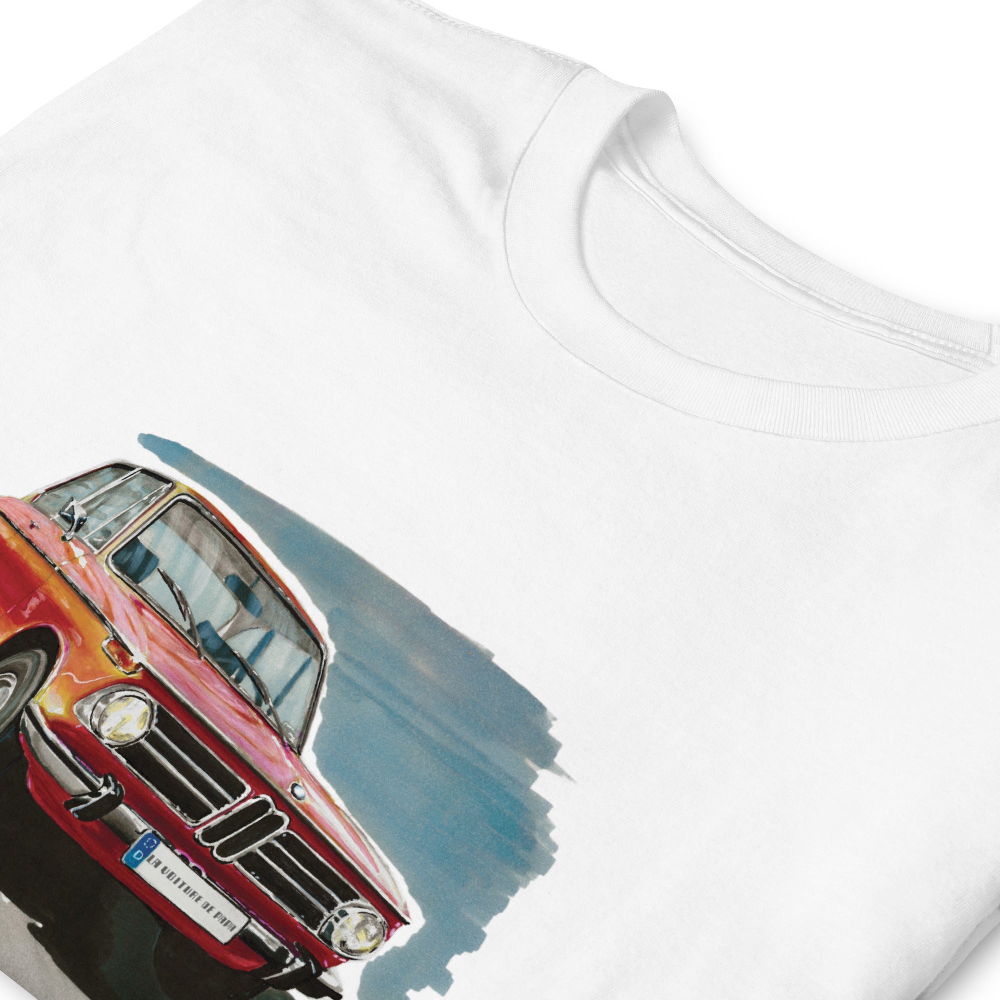 T-shirt blanc plié avec le dessin d'une BMW 2002 rouge, zoom sur le motif