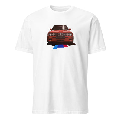 T-shirt blanc avec l'illustration d'une BMW M3 rouge au milieu, avec des lignes tricolores cyan, bleu et rouge partant du dessous du véhicule
