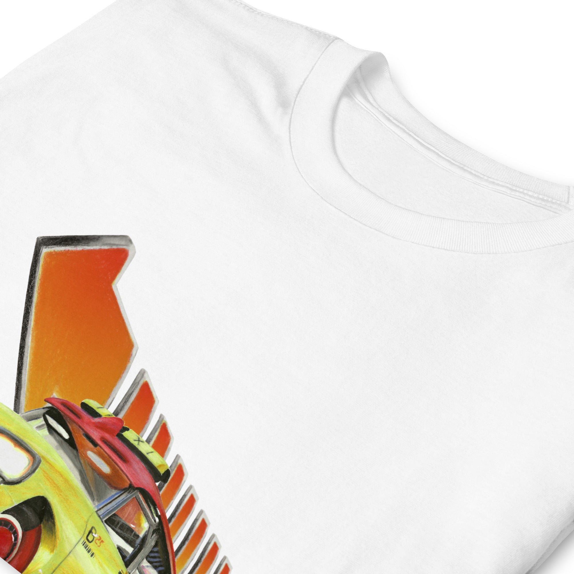 T-shirt blanc avec illustration de la Citroën DS de Retour vers le Futur et sa flèche orange mythique, zoom sur le motif