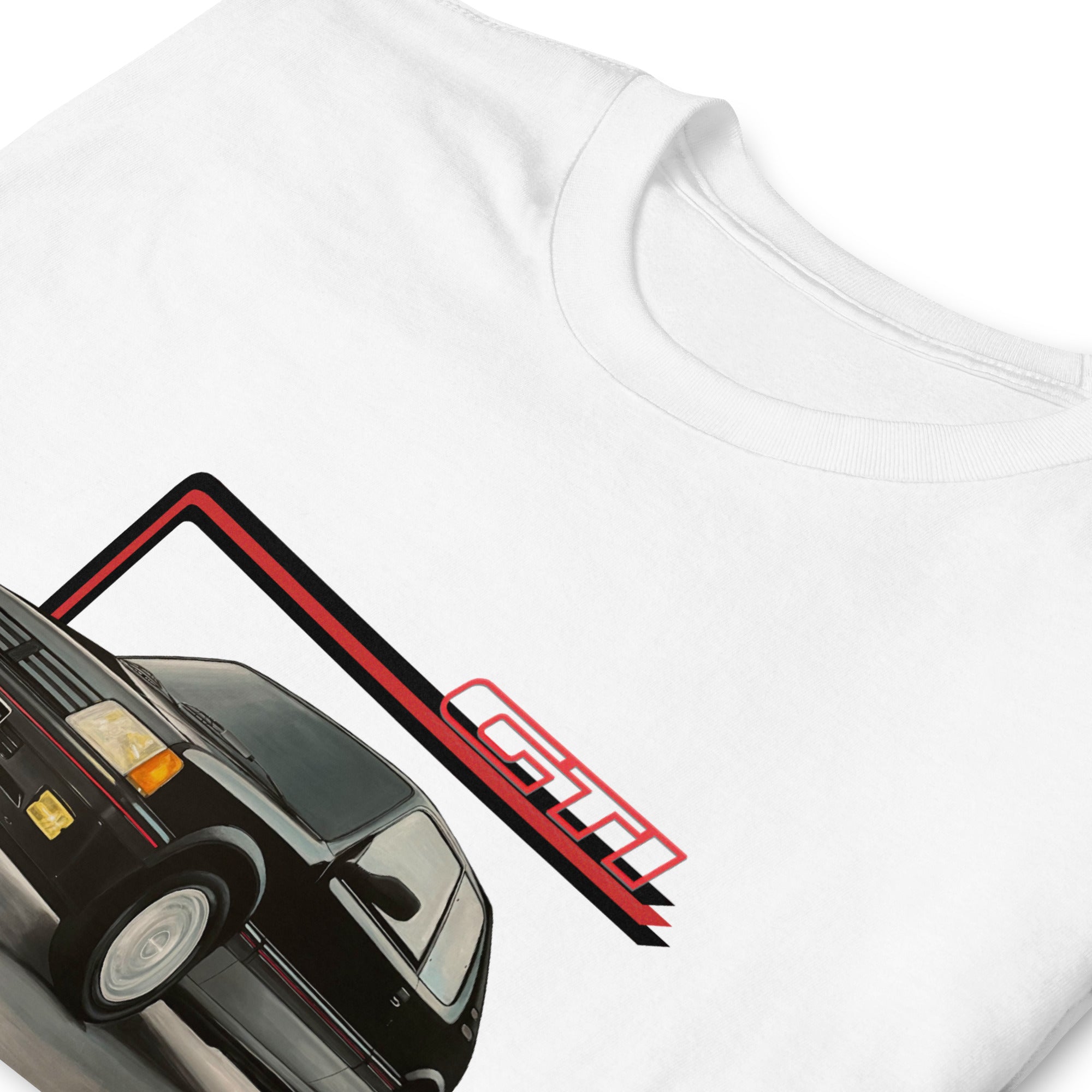 T-shirt blanc avec au milieu une illustration de la Peugeot 205 GTI, zoom sur le motif