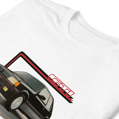 T-shirt blanc avec au milieu une illustration de la Peugeot 205 GTI, zoom sur le motif