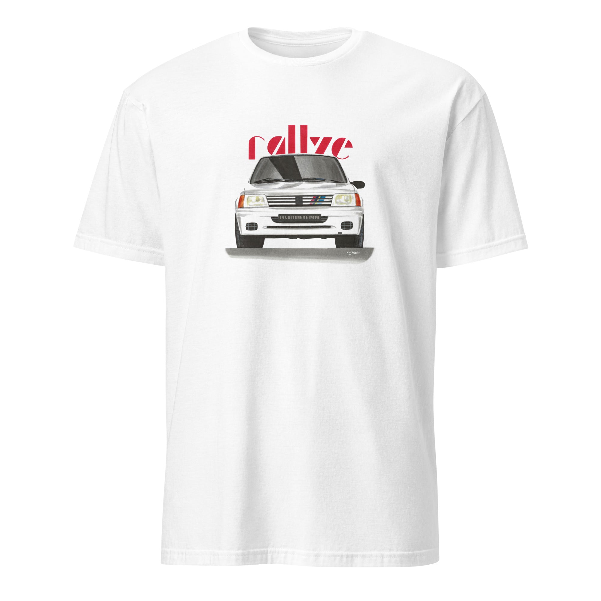 T-shirt blanc avec le dessin d'une Peugeot 205 rallye blanche et le texte "rallye" rouge en fond