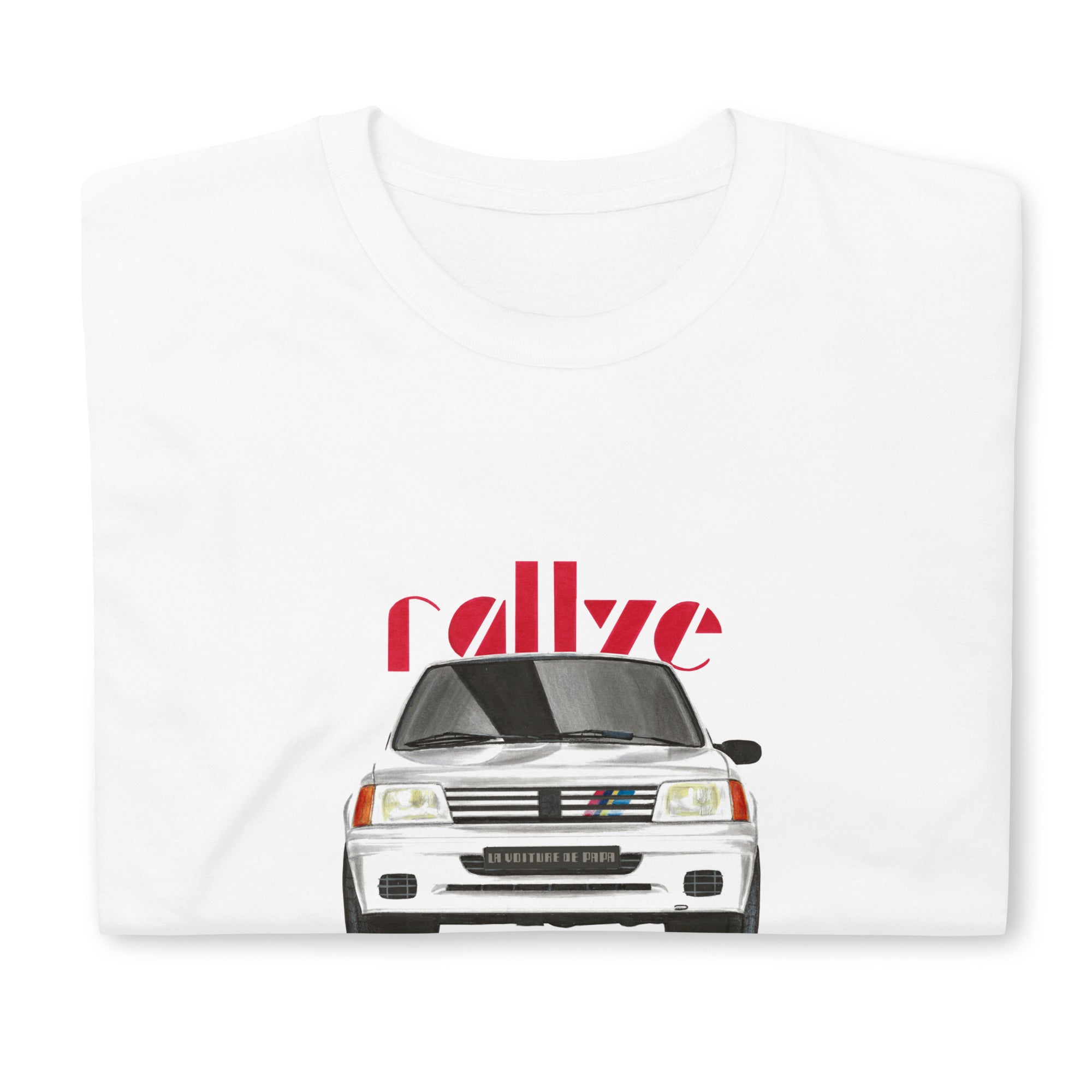 T-shirt blanc plié avec le dessin d'une Peugeot 205 rallye blanche et le texte "rallye" rouge en fond