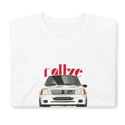 T-shirt blanc plié avec le dessin d'une Peugeot 205 rallye blanche et le texte "rallye" rouge en fond