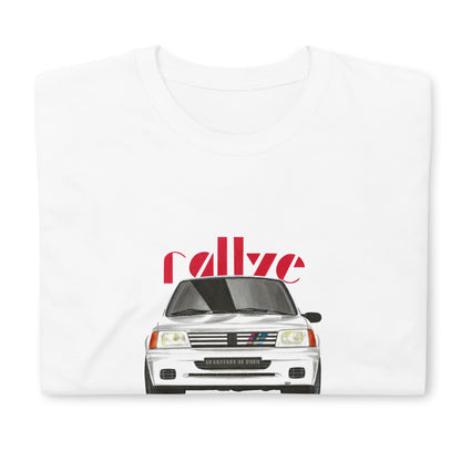 T-shirt blanc plié avec le dessin d'une Peugeot 205 rallye blanche et le texte "rallye" rouge en fond