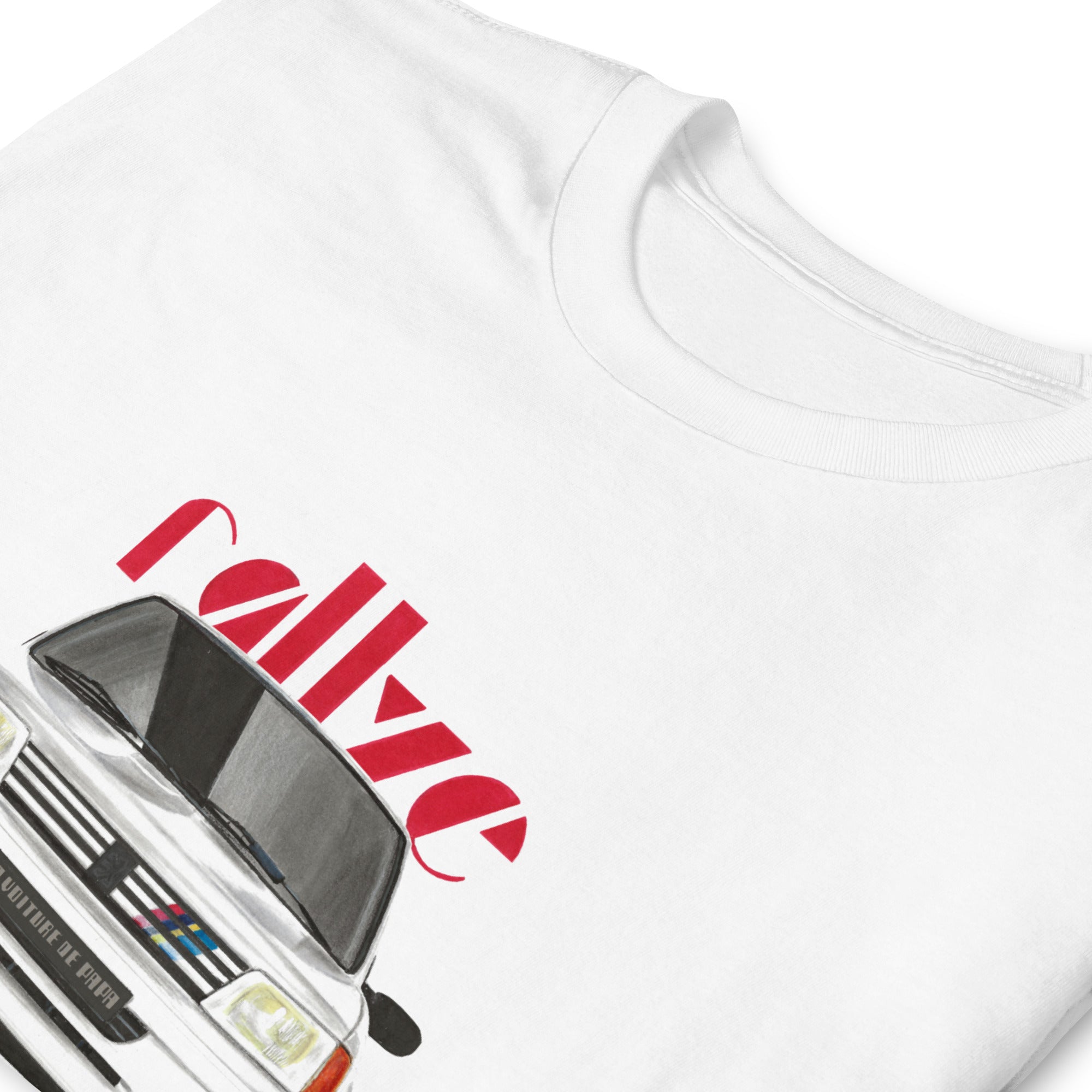 T-shirt blanc avec le dessin d'une Peugeot 205 rallye blanche et le texte "rallye" rouge en fond, zoom sur le motif